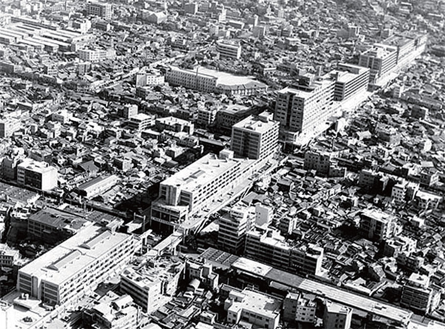 서울 한복판에 들어선 세운상가. 전기·전자 산업의 메카로 1980년대까지 호황을 누렸다.