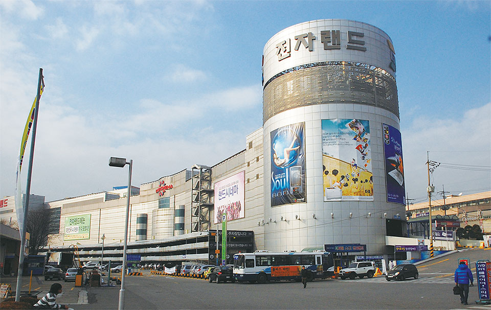 서울의 모든 전기·전자 제품을 모아놓은 용산전자상가. 세운상가 상인들이 대거 이주했다.