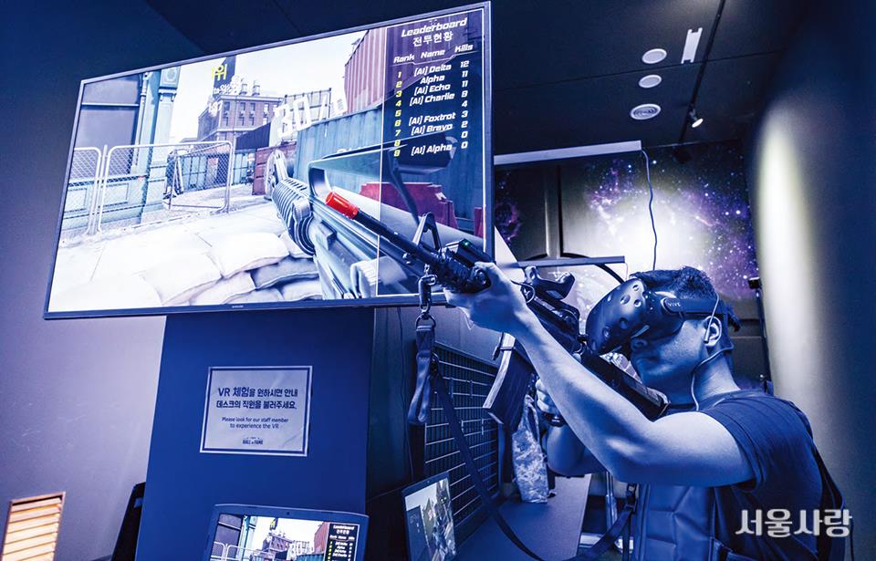 에스플렉스센터 내 e스포츠 명예의 전당 전시관에서 스페셜포스 VR 체험을 즐기는 이용객.