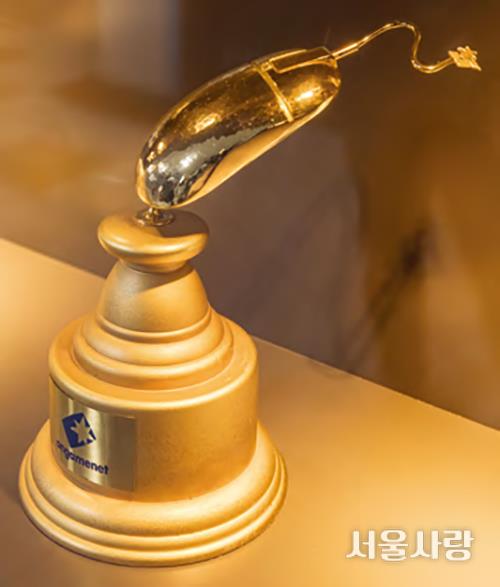 OGN 스타리그 우승 기념 트로피인 골든 마우스.