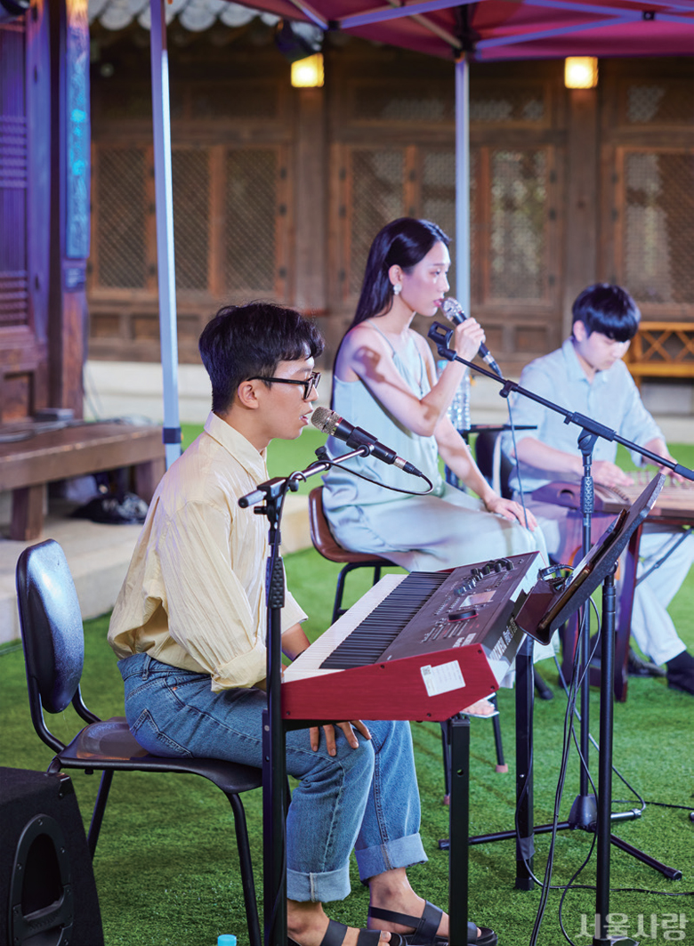 서울 곳곳에서 열리는 음악 공연. 서울남산국악당에서의 국악 공연.