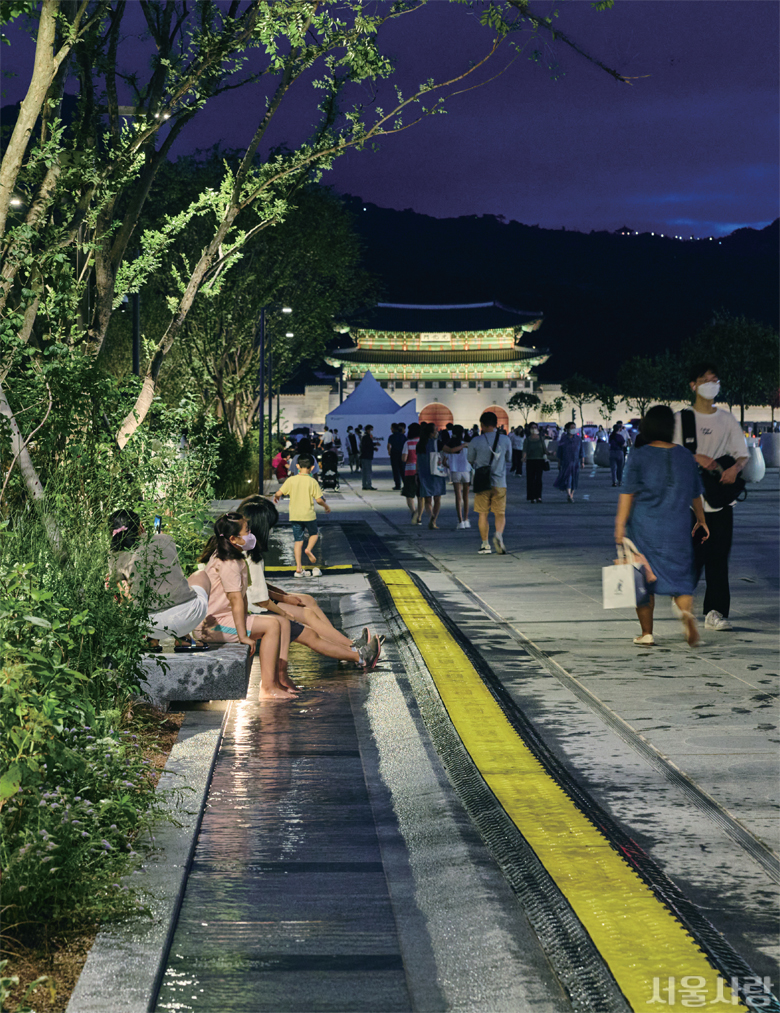잔잔하게 흐르는 역사물길에서 광화문의 밤을 즐기는 시민들