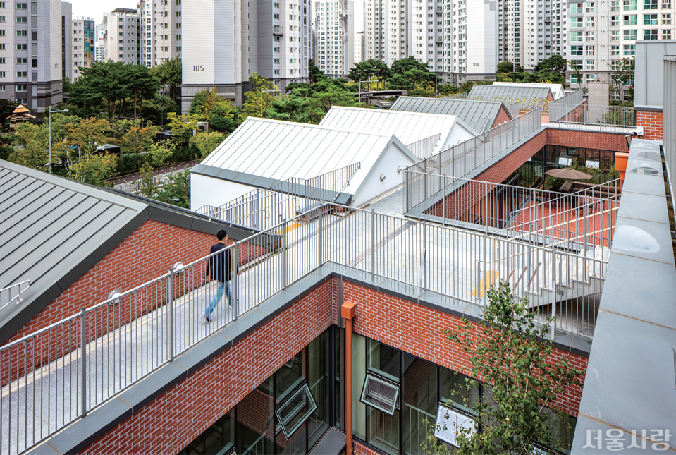 2022 서울시 건축상 대상은 여러 개의 집으로 연결된 신길중학교가 수상했다.