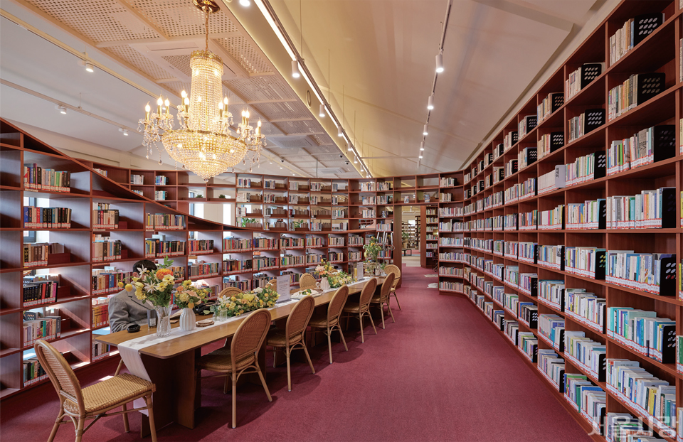 화려한 샹들리에만큼이나 아름다운 붉은 벽돌 건물에 들어선 손기정문화도서관.