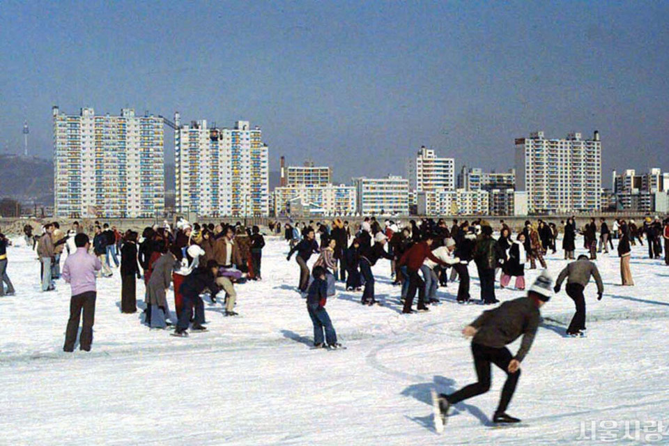 1970년대, 한강에서 스케이트를 즐기는 사람들