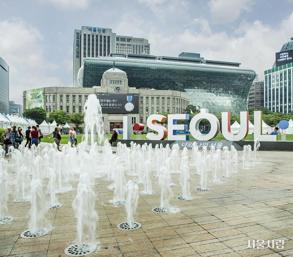 서울 시민들의 큰 인기를 누리고 있는 서울광장 바닥분수.