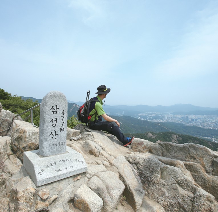 역사와 예술을 만나는 등반에 나서다 '삼성산(三聖山)'