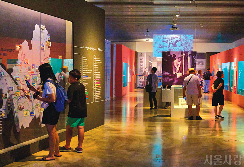 서울의 지하철 전시 구경하는 사람들1