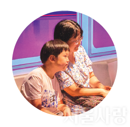 서울의 지하철 전시 구경하는 사람들3