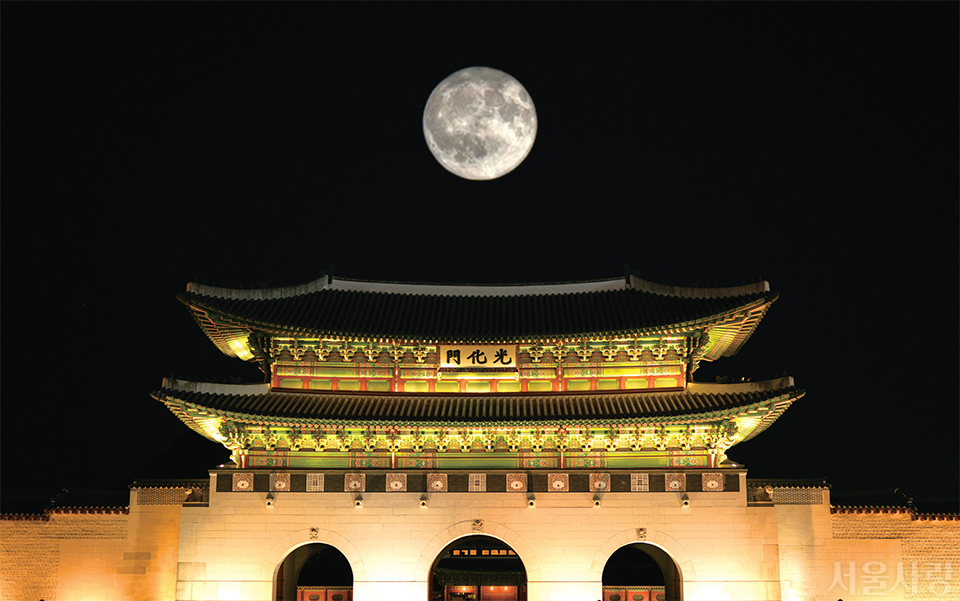 경복궁의 정문인 광화문 위에 뜬 달