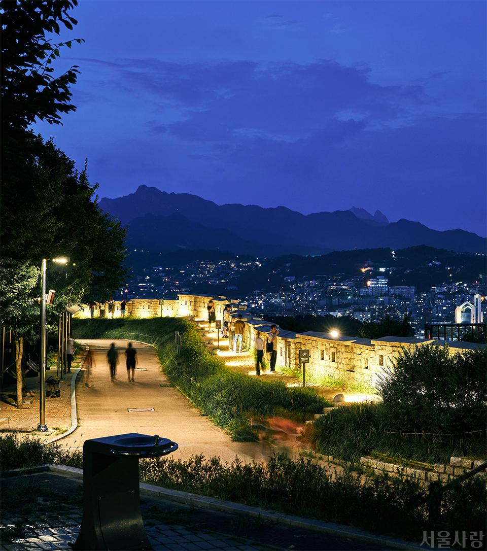 낙산공원에서 산책하는 사람들