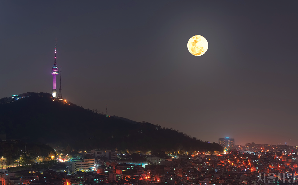 보름달이 훤히 보이는 서울의 밤