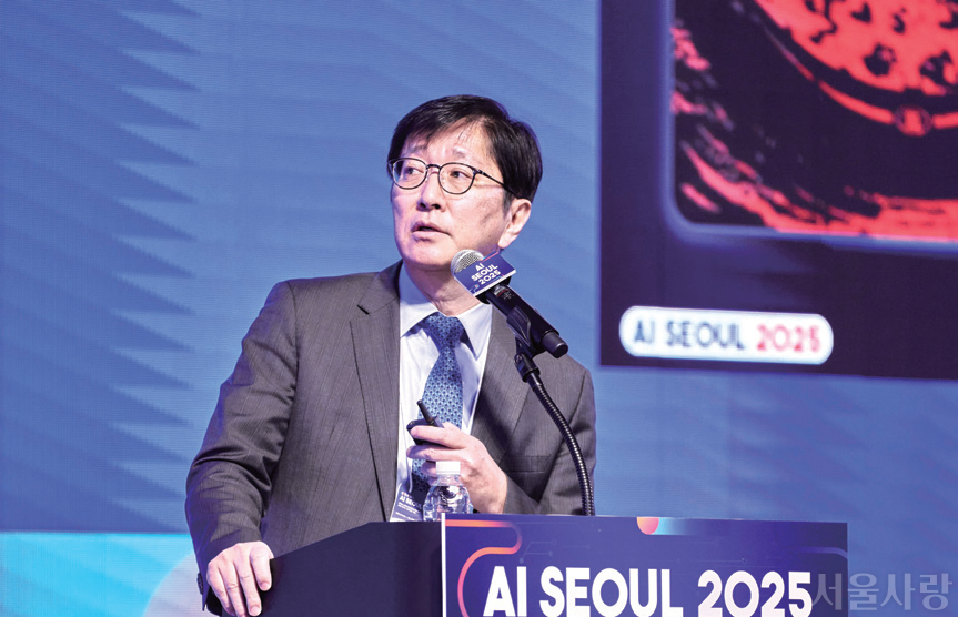 김영오 서울대학교 공과대학 학장이 ‘AI 시대 국가 경쟁력, 다시 산업 입국과 교육 입국으로’라는 주제로 강연하고 있다.