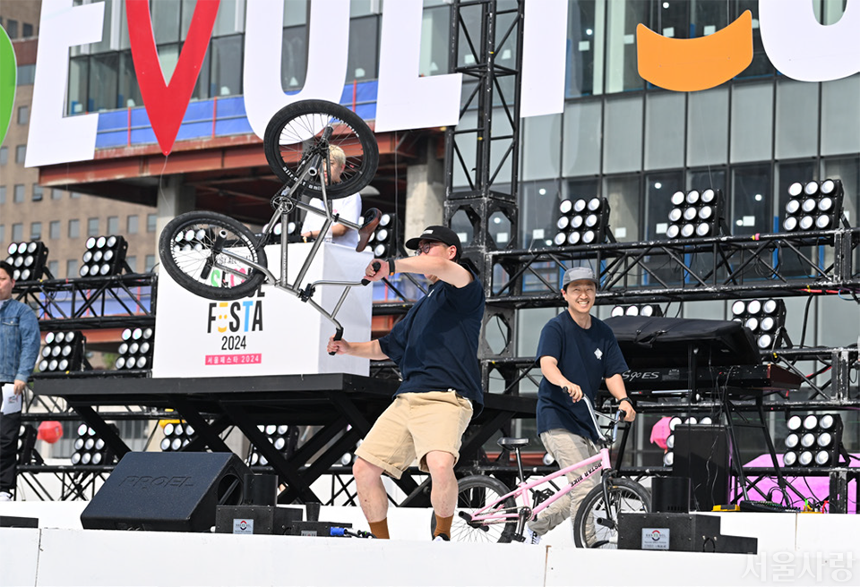 서울로드쇼에서는 비스타 BMX 팀의 색다른 공연을 구경할 수 있었다.