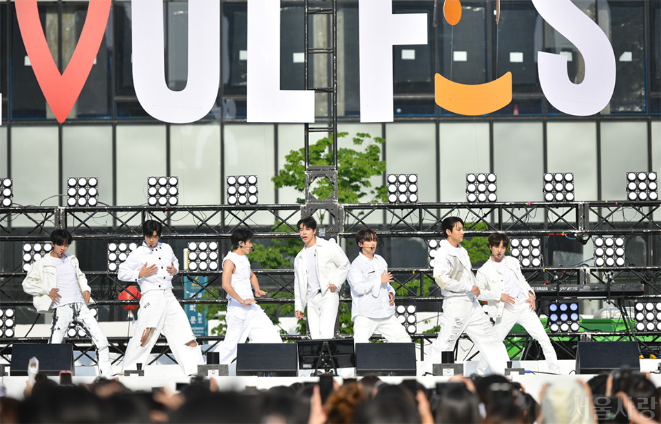 2024 서울스프링페스타 프로그램 중 서울로드쇼를 빛낸 보이그룹 공연.