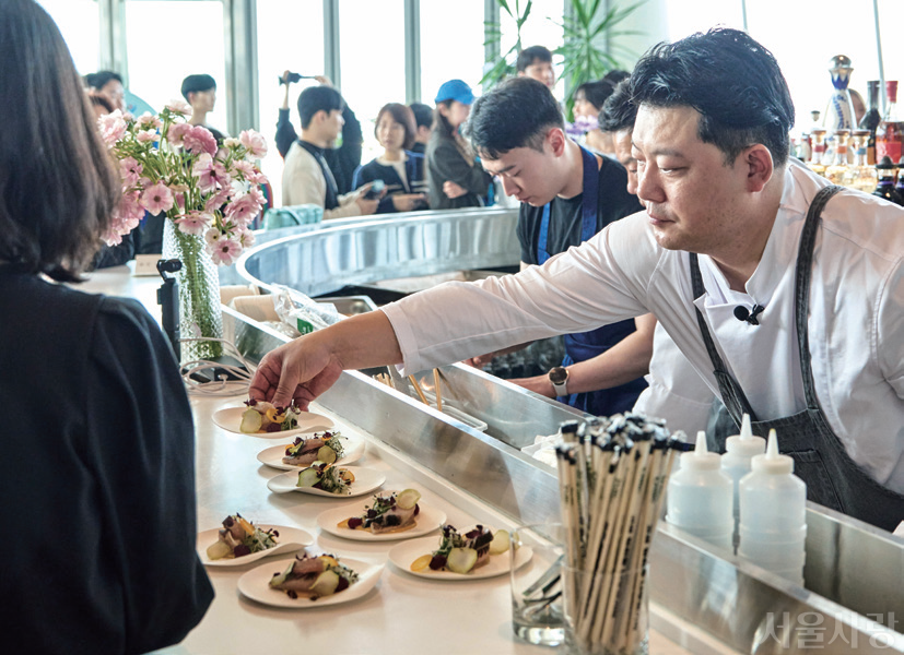 ‘네기 라이브’의 장호준 셰프가 훈연 대삼치를 선보이고 있다.