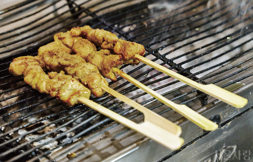 숯불에 정성껏 구운 시옥의 인기 메뉴, 닭꼬치구이.
