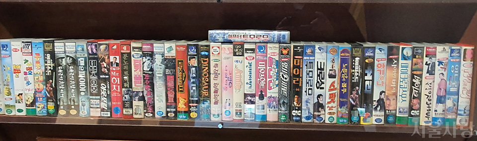 &lsquo;뭘 빌려 볼까?&rsquo; 비디오 가게 진열장에 꽂힌 케이스들은 요즘의 섬네일 역할을 했다. &copy;연합뉴스