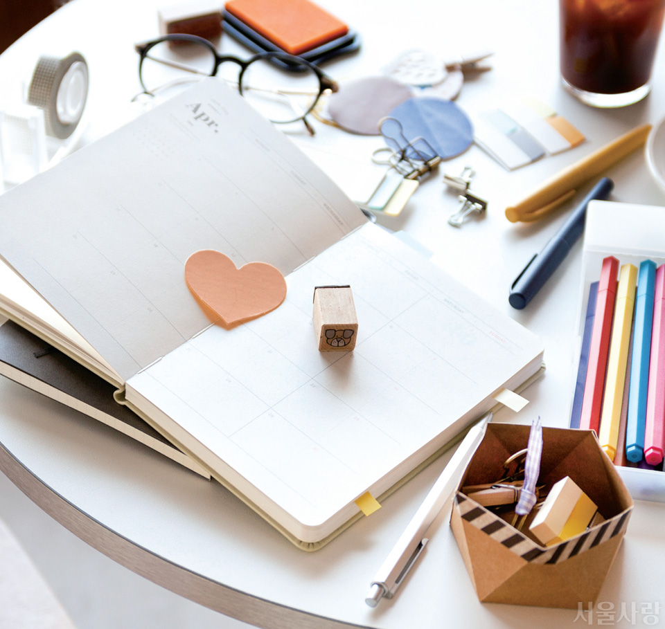 MZ세대 트렌드 중 하나인 다이어리 꾸미기는 아날로그적 감성으로 사랑받고 있다 .