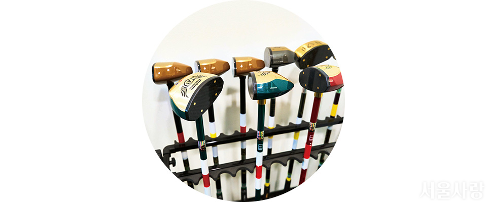 공공기관이 운영하는 스크린 파크골프장에서는 기본 골프 장비를 빌려 쓸 수 있다