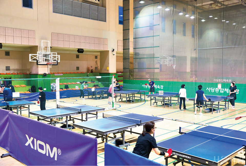 사당종합체육관에서 열심히 탁구를 치는 사람들.