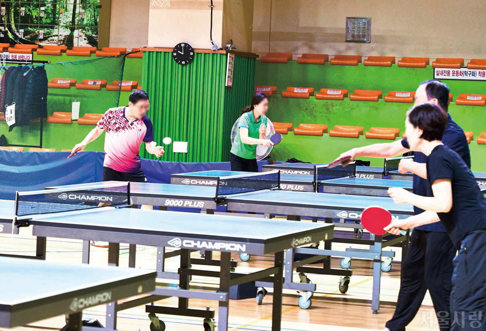사당종합체육관에서 열심히 탁구를 치는 사람들.