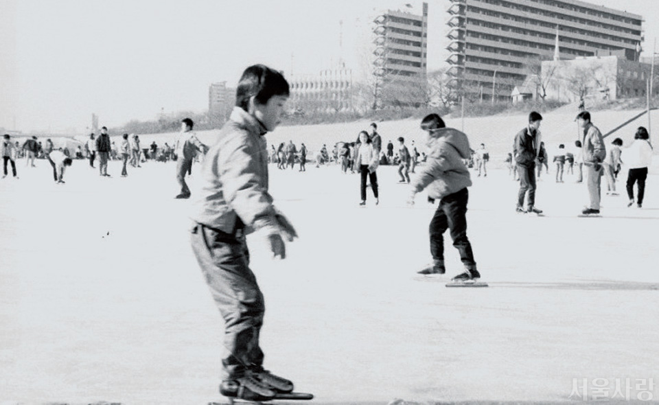 1988년 겨울, 여의도 스케이트장에서 스케이트를 타는 사람들