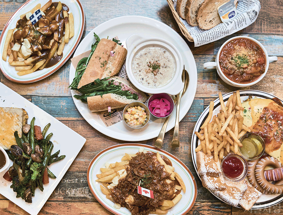 푸틴, 셰퍼드 파이, 칠리 수프 등 다양한 캐나다 음식으로 차려진 한 상.