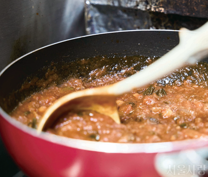 각종 채소와 고기를 넣어 뭉근하게 끓여낸 칠리 수프.