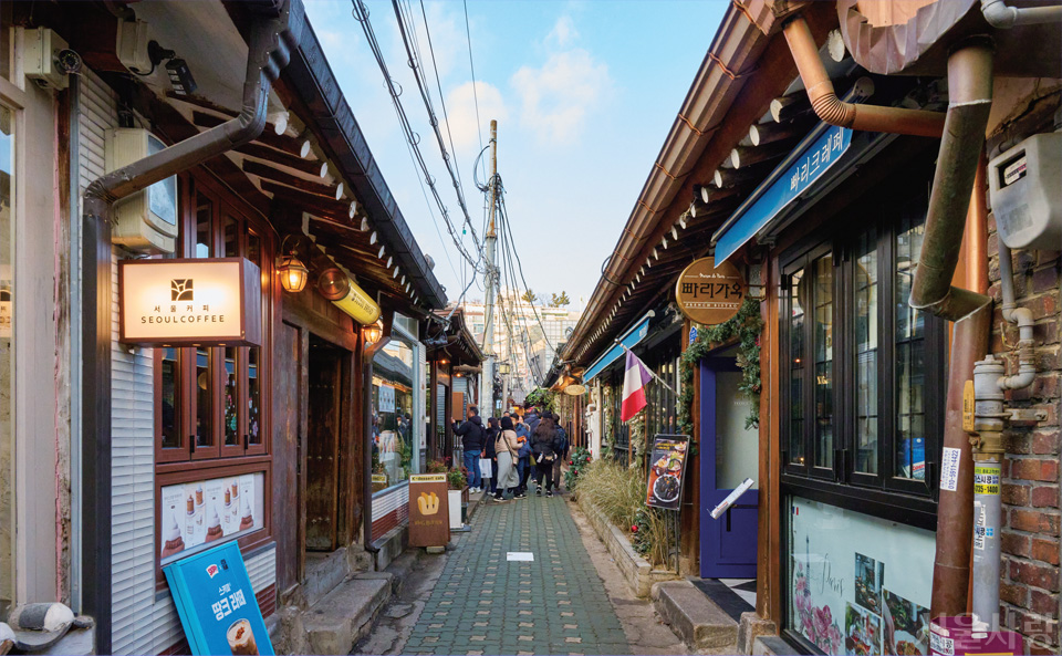 좁은 골목길 사이로 한옥의 정취를 즐기려는 시민들의 발걸음이 끊이지 않는다.