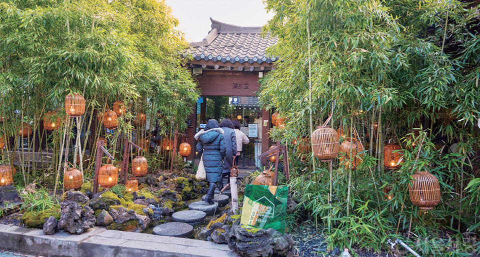 비밀의 공간으로 통하는 듯한 청수당 베이커리.