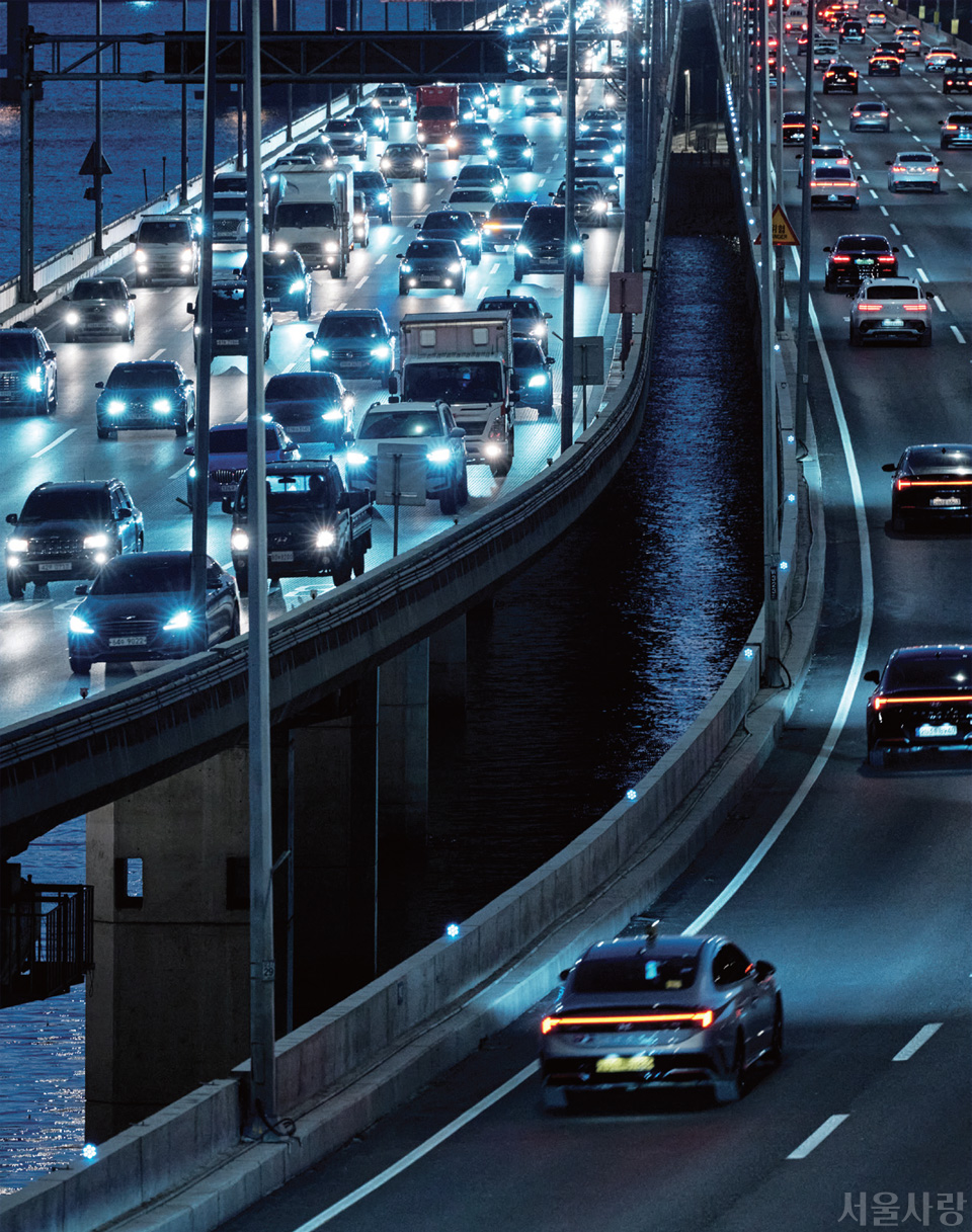 한강변을 달리는 출근 차량의 행렬