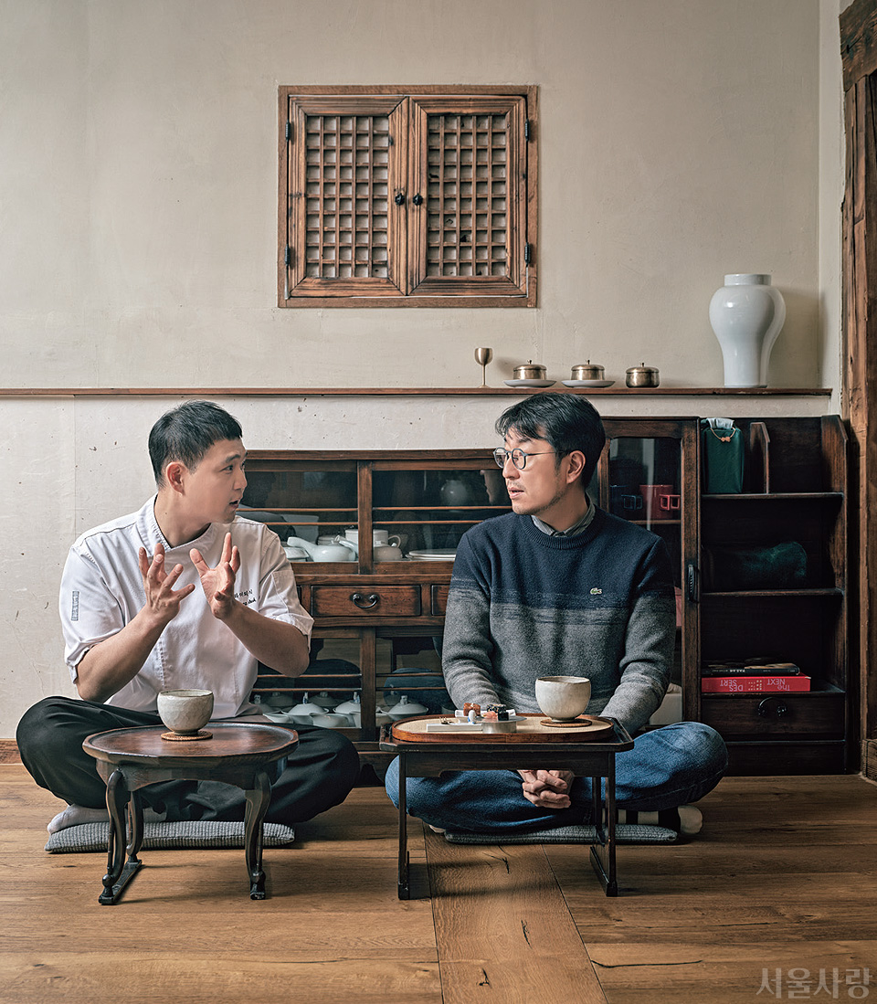 개성주악을 만드는 비법에 대해 대화를 나누고 있는 두 셰프