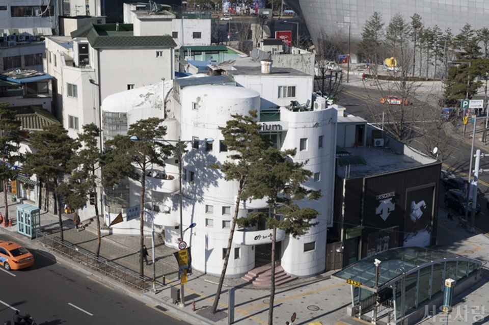 김중섭 선생의 대표작 &lsquo;아리움 사옥(구 서산부인과)&rsquo;.