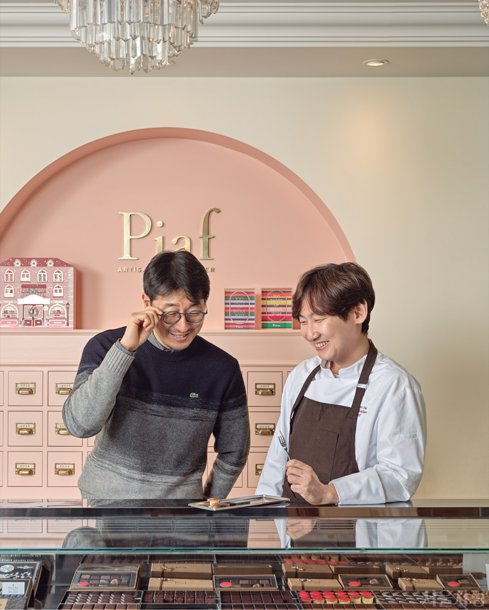 고은수 쇼콜라티에의 조언을 얻어 초콜릿을 고르는 박준우 셰프.