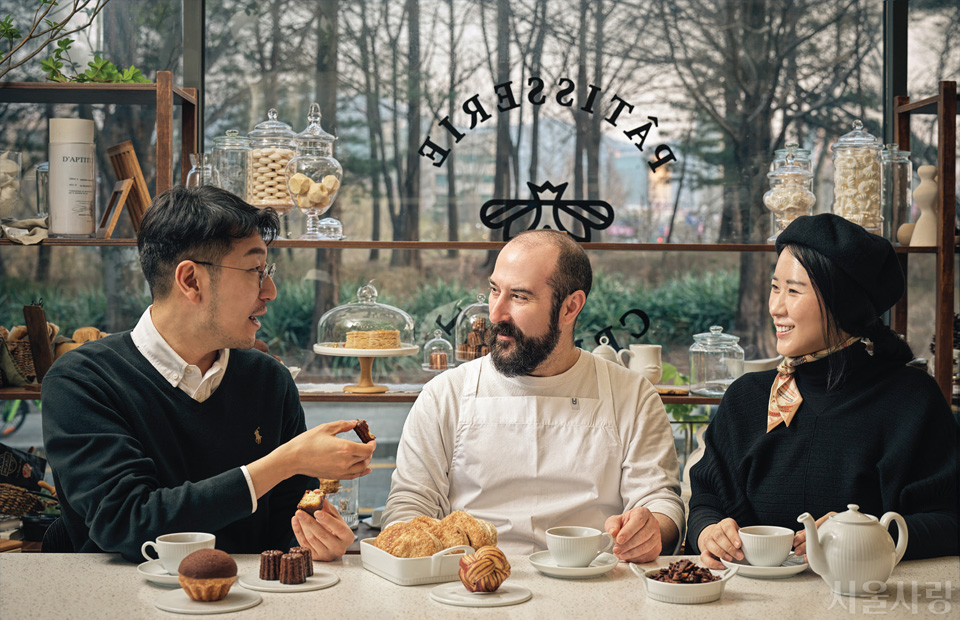 맛있는 비에누아즈리를 먹으며 대화를 나누는 미카엘&middot;지수정 부부와 박준우 셰프. 무엇이든 토론하는 문화 또한 프랑스인의 습관이다.