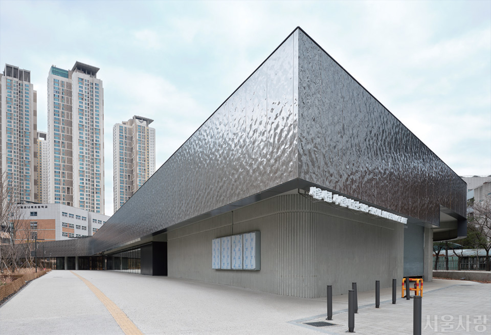 서울시 첫 공립 뉴미디어 특화 미술관으로 3월 12일 개관한 &lsquo;서울시립 서서울미술관&rsquo;.