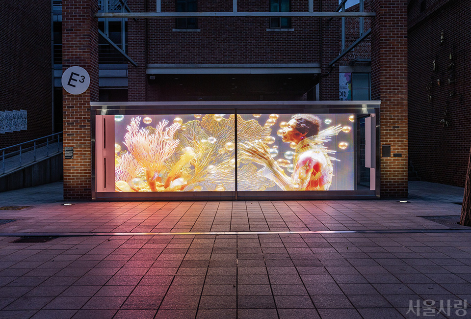 LED 스크린에 투사한 &lsquo;신인호&rsquo; 애니메이션. 작가의 외할머니를 모델로 한 86세 K-팝 아이돌 신인호가 등장하는 작업이다.