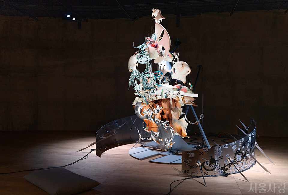 비디오 설치 작품 &lsquo;신인호 월드 투어&rsquo;(2024).