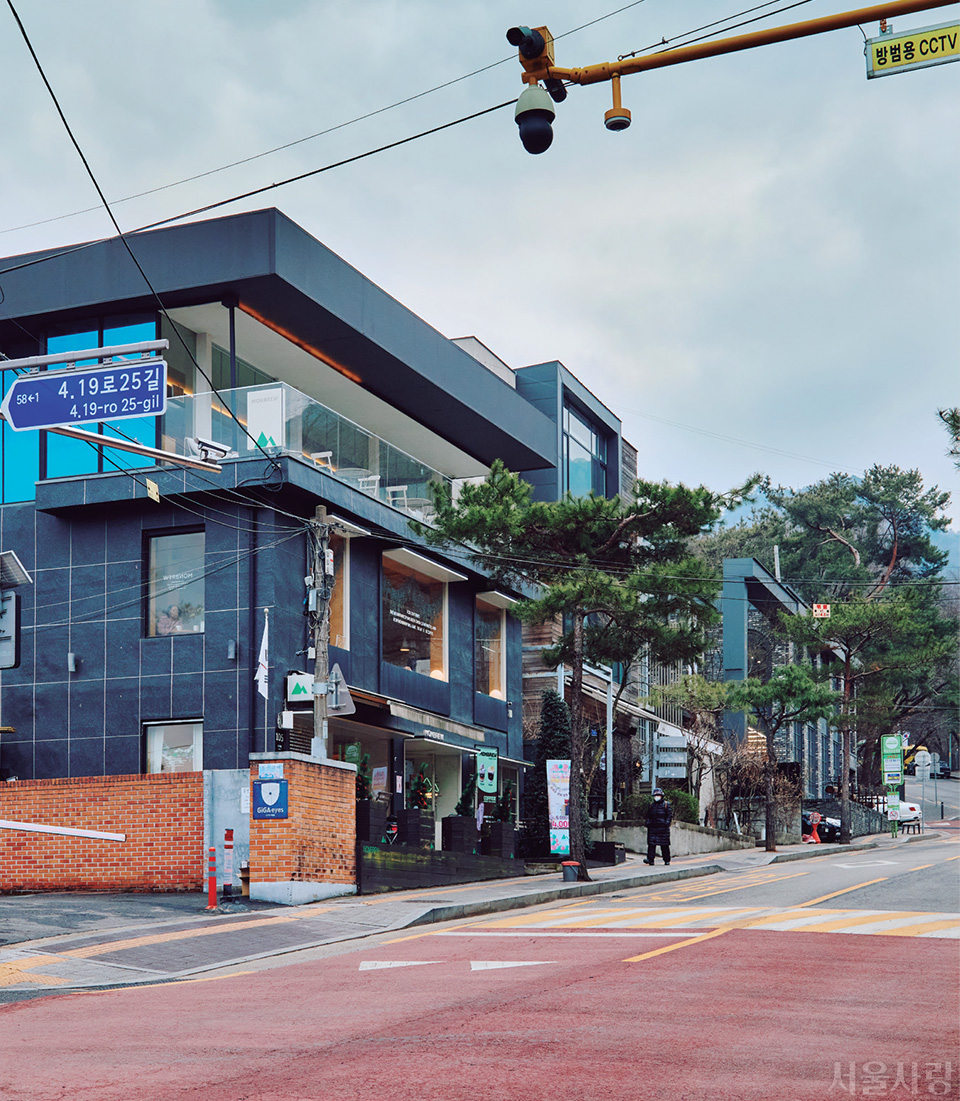 4주년 행사로 커피를 할인 중인 몽브루.