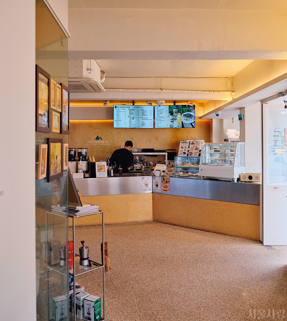 4주년 행사로 커피를 할인 중인 몽브루