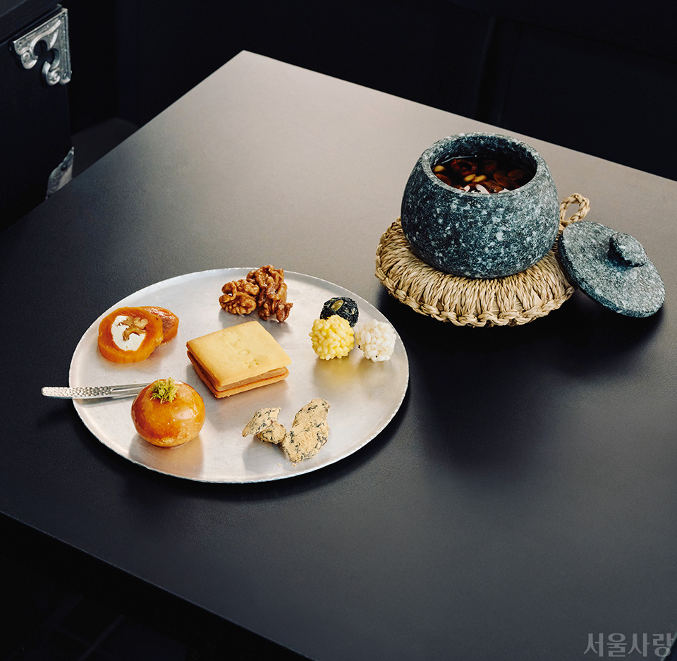 오복소점의 시그너처인 ‘디저트 한 상’과 ‘저당쌍화’.