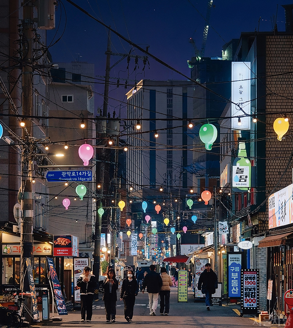 밤이 되면 더욱 활기를 띠는 샤로수길.