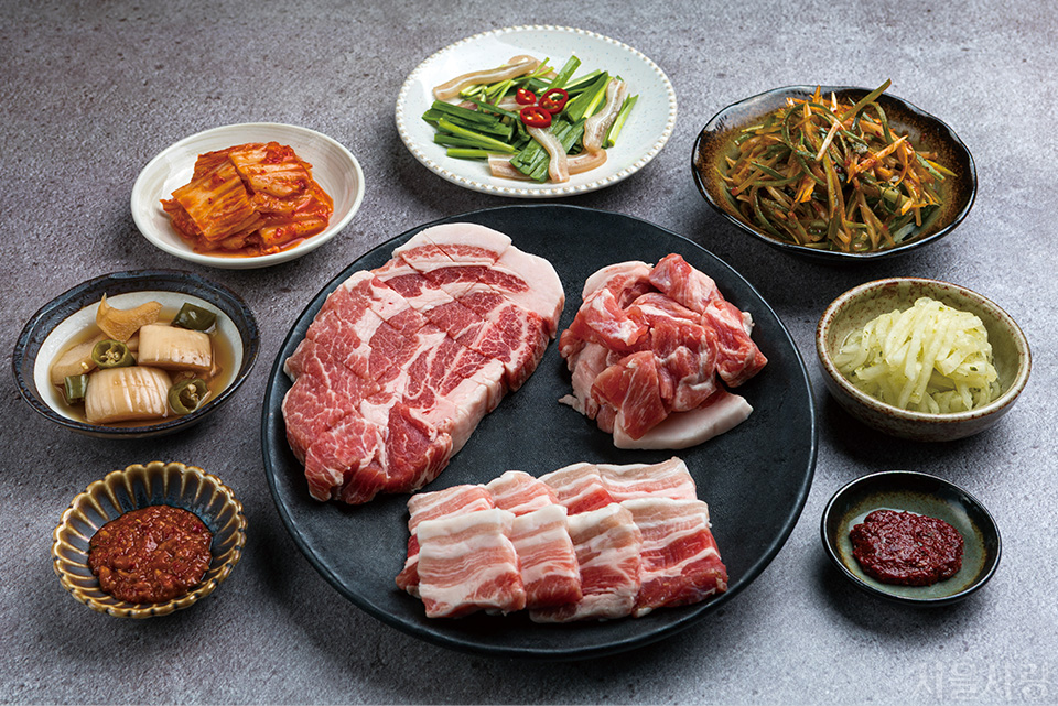 누룩 소금에 염지한 숙성 삼겹살이 이곳의 시그너처 메뉴다.