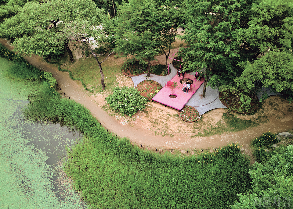 알레산드로 트리벨리 작가의 &lsquo;PopK Garden&rsquo;. 보자기 직조에서 출발해 기하학과 색채로 풀어냈다. 분홍색 정자를 중심으로 한국의 전통과 현대가 유연하게 포개진다.