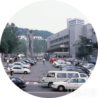 증축하기 이전인 1996년 홍익대학교 정문 앞 전경