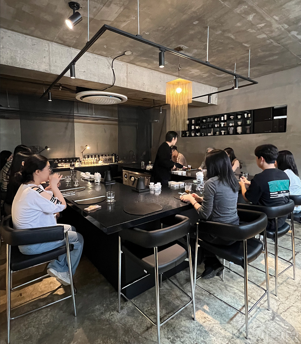 테마에 맞춘 차와 디저트를 차례로 맛보는 오므오트